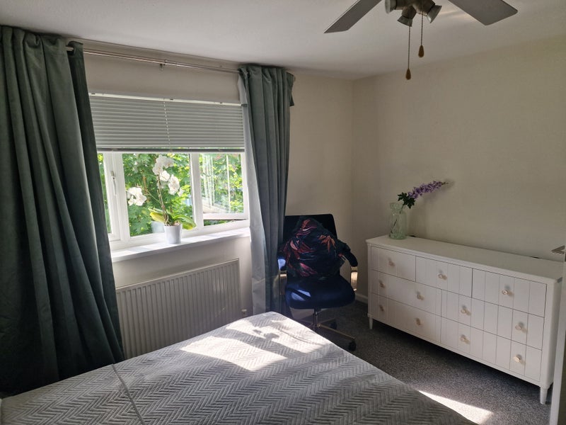 Room Magpie Walk in Crawley