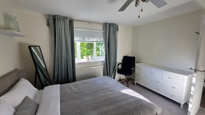 Room Magpie Walk in Crawley