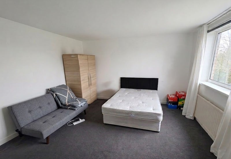 Room Moore Walk in Greater London