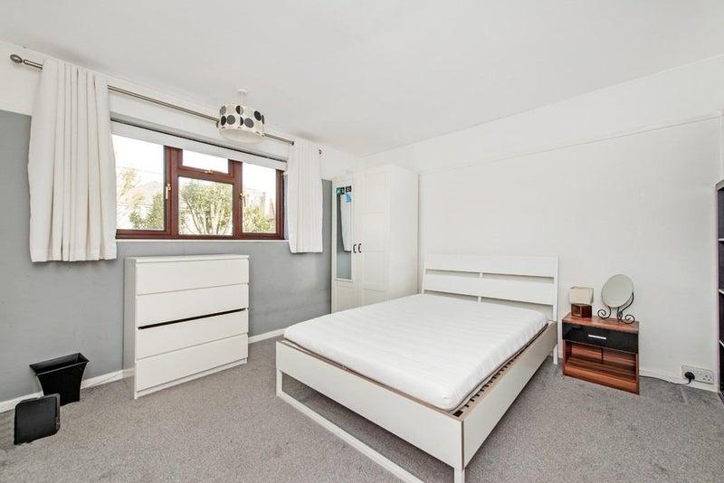 Room Borthwick Road in Greater London