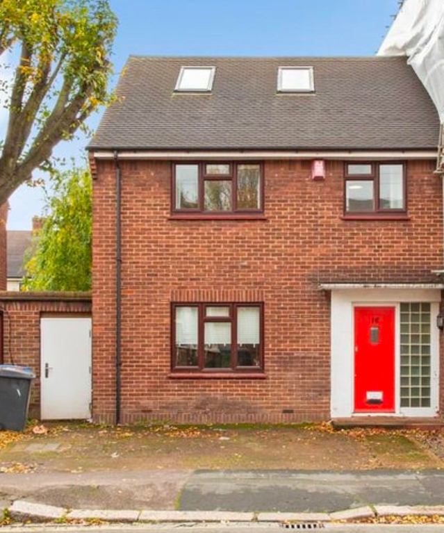 Room Borthwick Road in Greater London