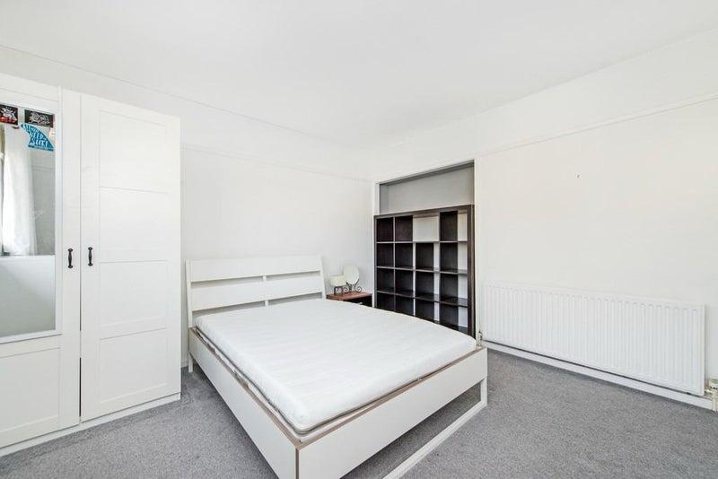 Room Borthwick Road in Greater London