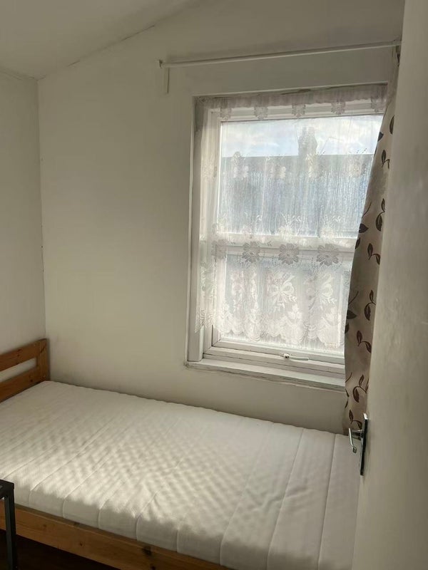 Room Tweed Mouth Road in Greater London