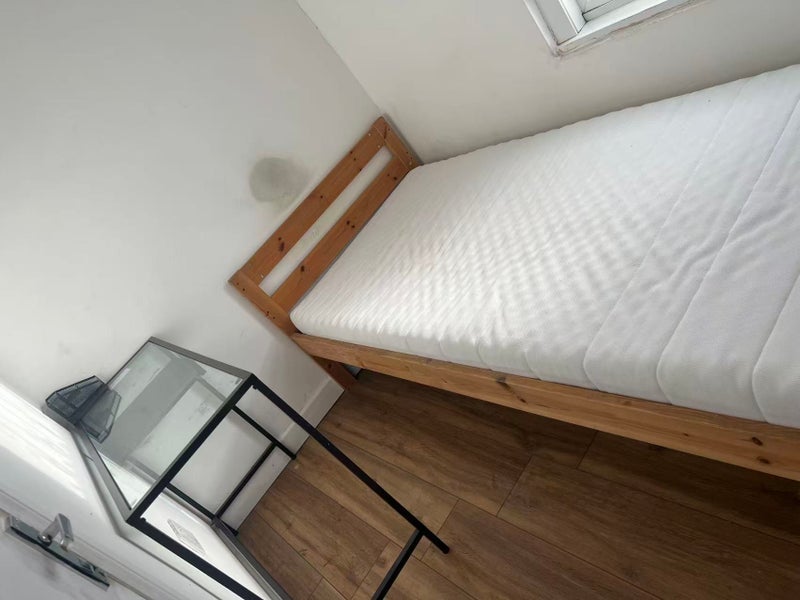 Room Tweed Mouth Road in Greater London