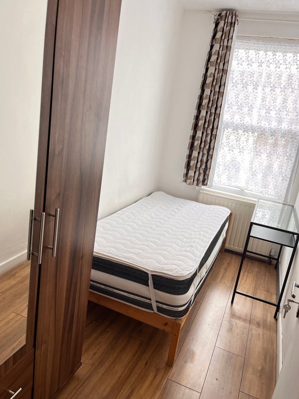 Room Tweed Mouth Road in Greater London