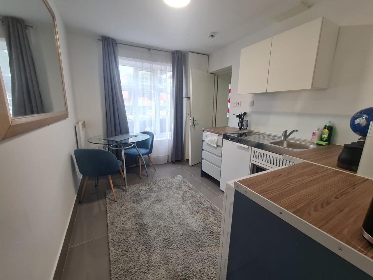 Flat Cotswold Gardens in Greater London