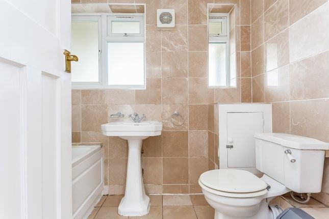 Room Heyford Avenue in Greater London