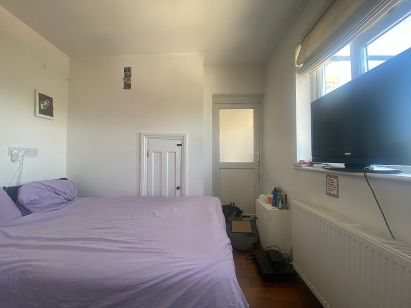 Room Heyford Avenue in Greater London