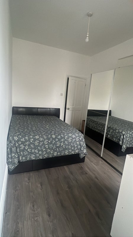 Room High Road in Greater London
