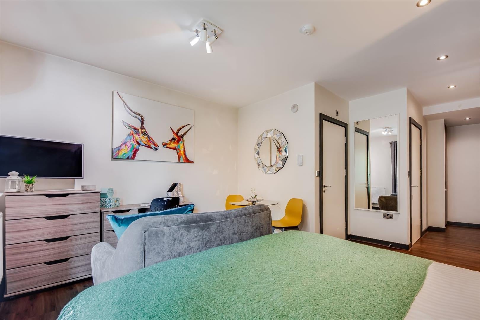Room Cardigan Lane in Leeds