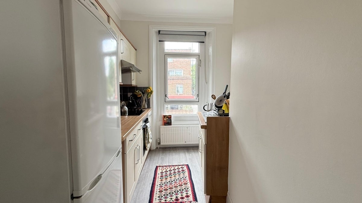 Flat Fairbridge Road in Greater London