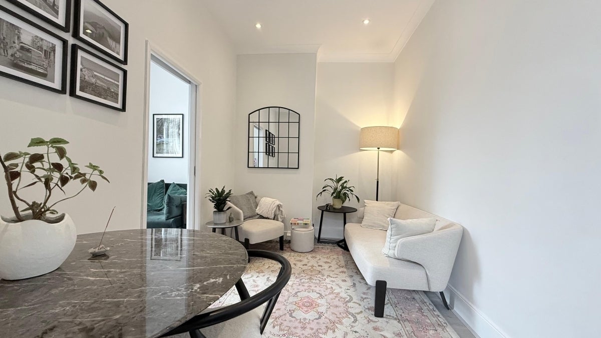 Flat Fairbridge Road in Greater London