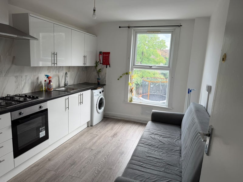 Flat Dunlace Road in Greater London