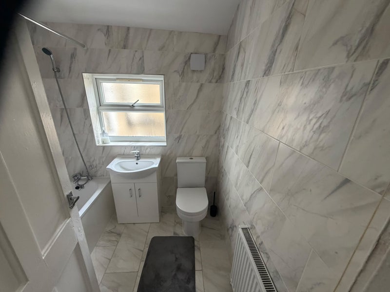 Flat Dunlace Road in Greater London