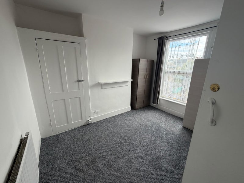 Flat Dunlace Road in Greater London
