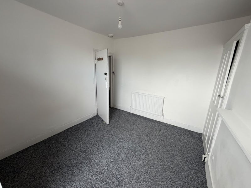 Flat Dunlace Road in Greater London