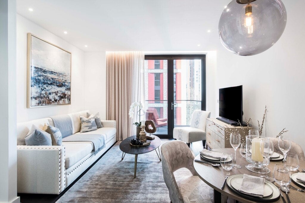 Flat Ponton Road in Greater London