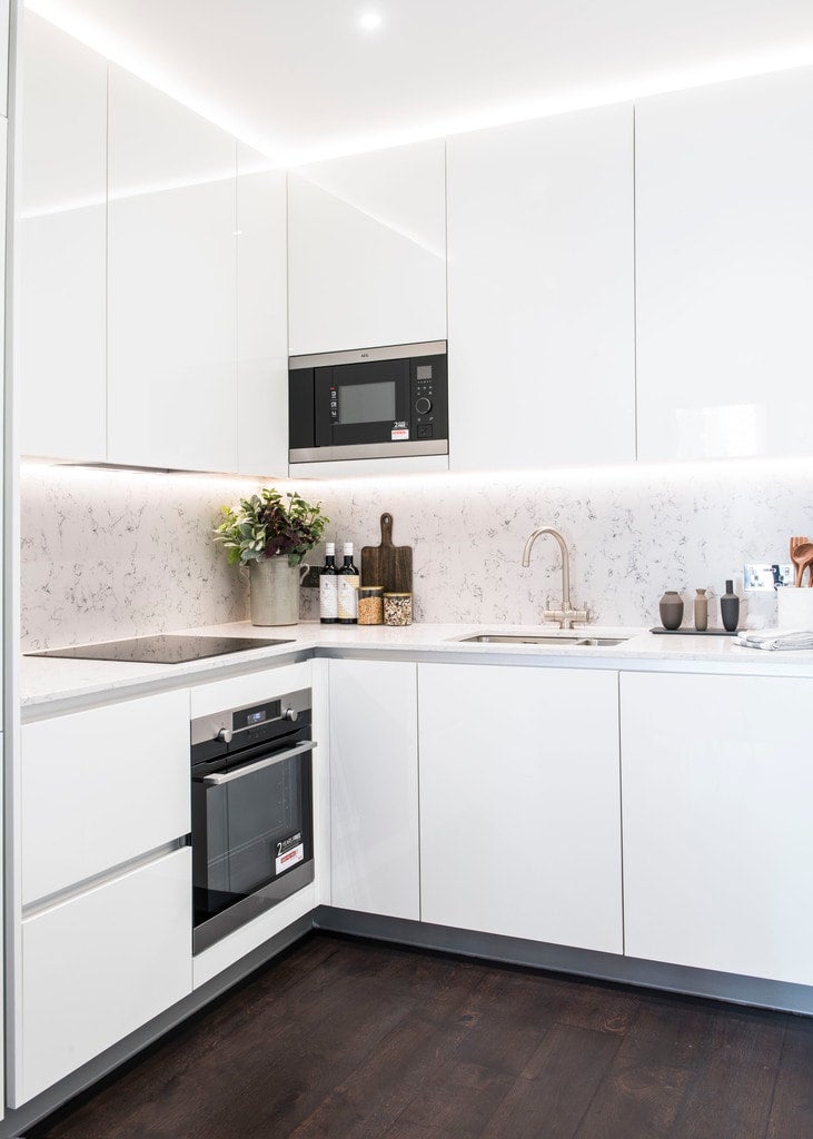 Flat Ponton Road in Greater London