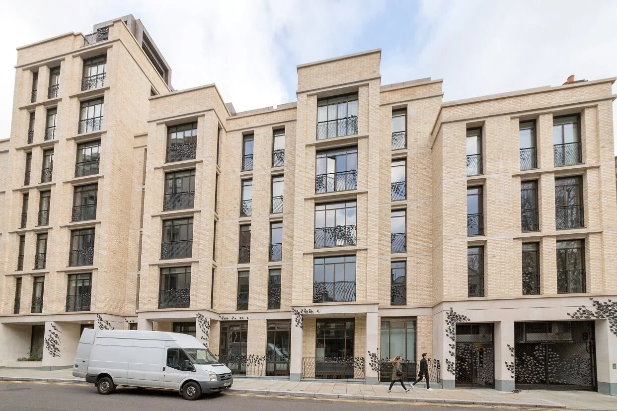 Flat Young Street in Greater London