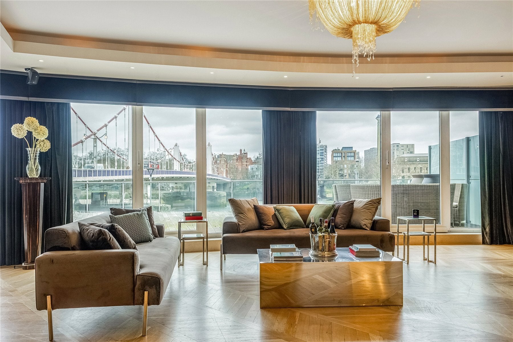 Flat Queenstown Road in Greater London