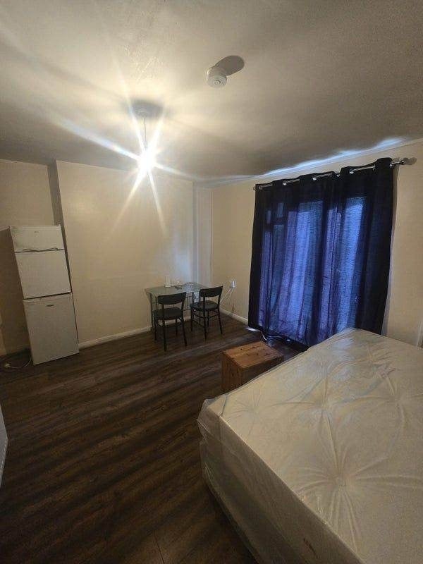 Flat Queensbridge Court in Greater London