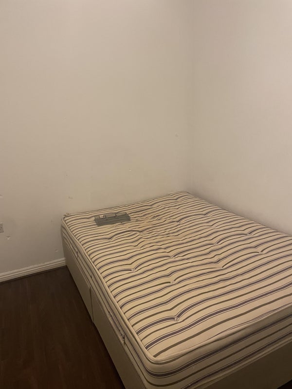 Room Thomas Dinwiddy Road in Greater London
