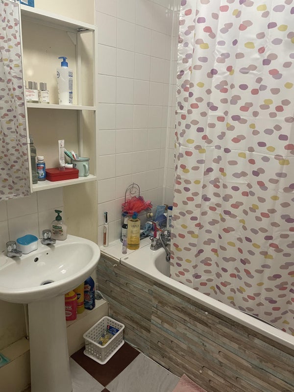 Room Thomas Dinwiddy Road in Greater London