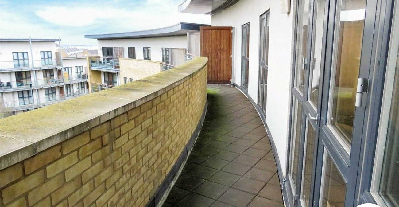 Flat Waterstone Way in Dartford