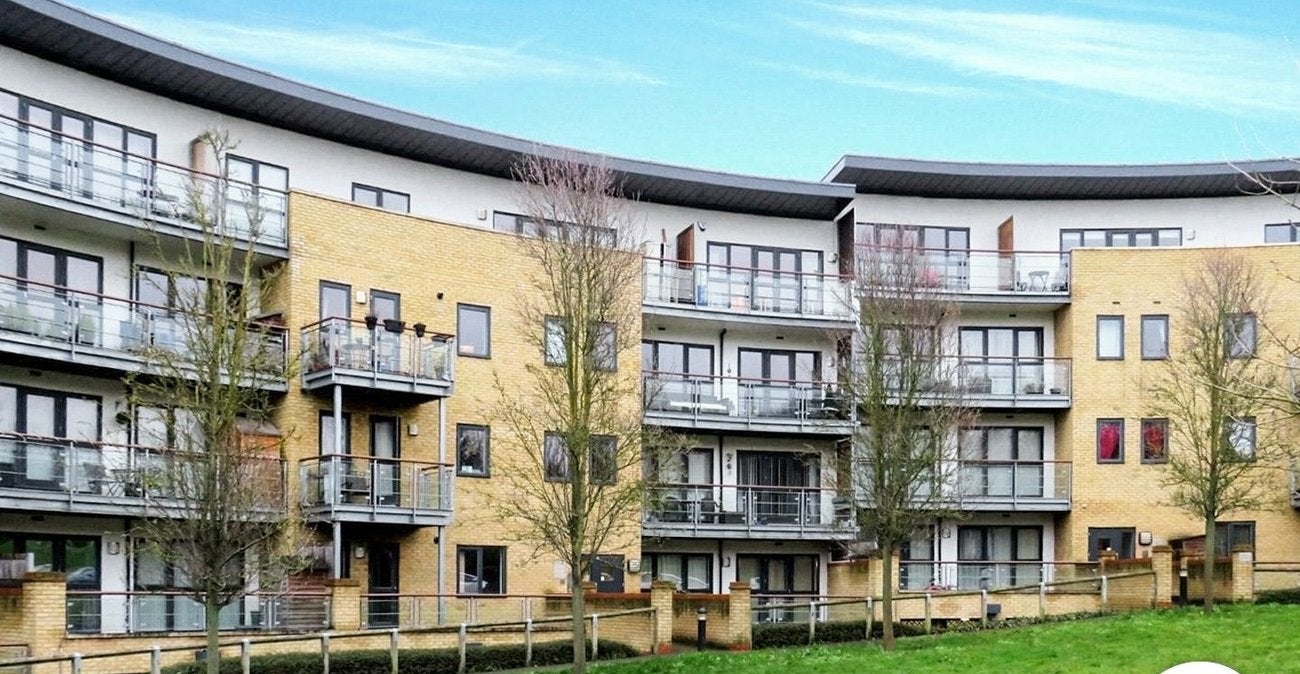 Flat Waterstone Way in Dartford