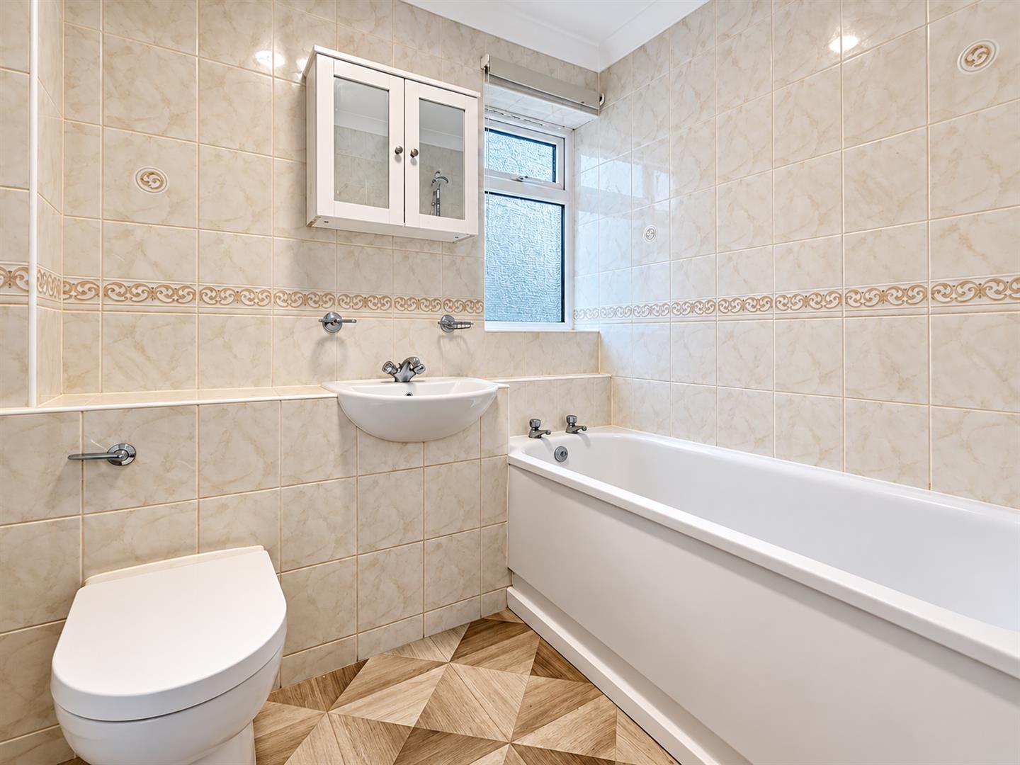 Flat Upper Gordon Road in Surrey Heath