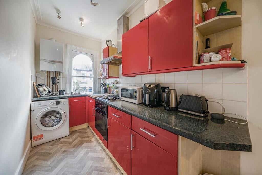 Flat Harbut Road in Greater London