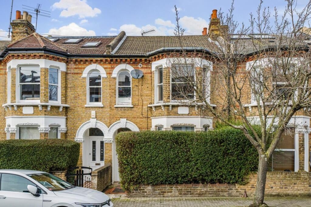 Flat Harbut Road in Greater London