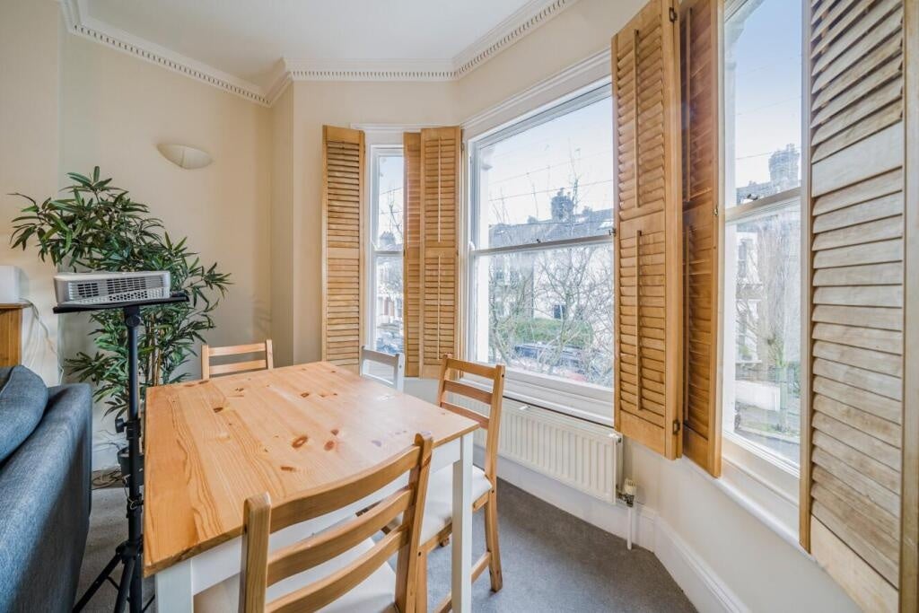 Flat Harbut Road in Greater London