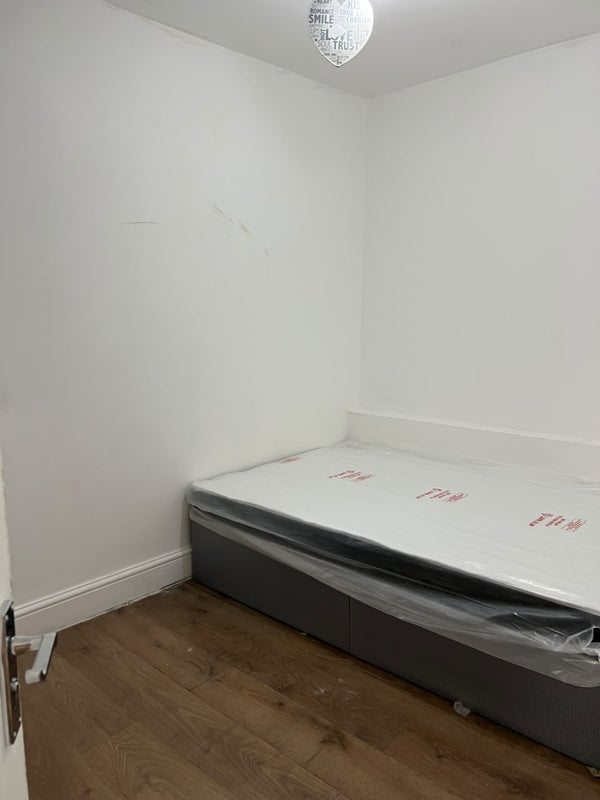 Room Barking Road in Greater London