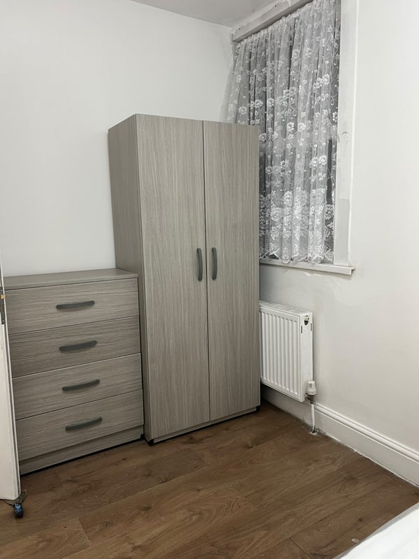 Room Barking Road in Greater London