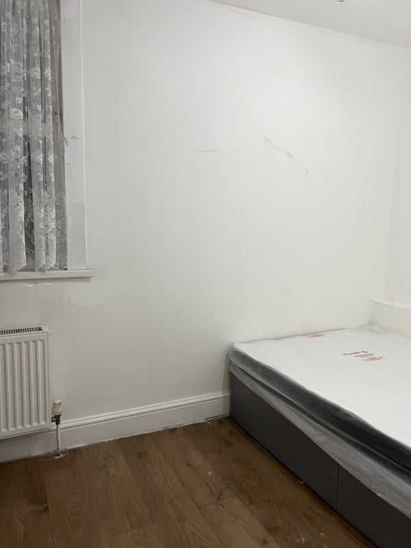 Room Barking Road in Greater London