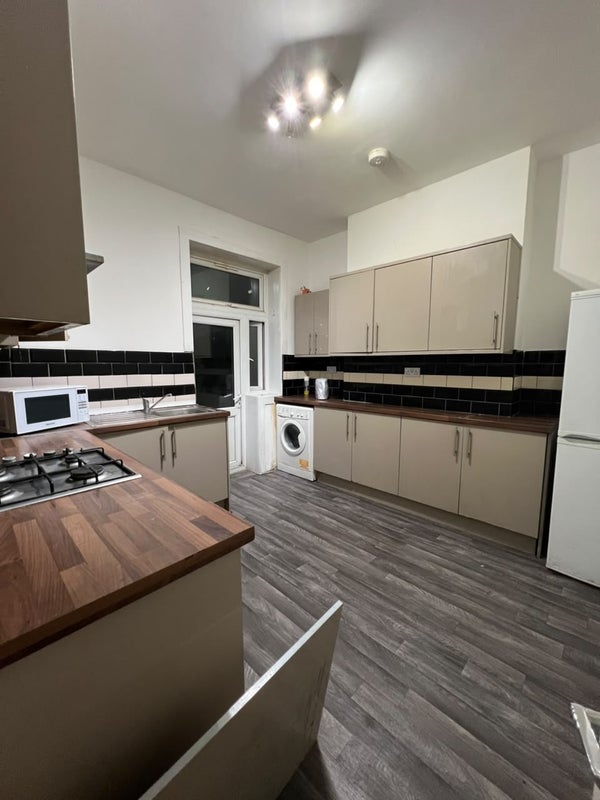 Room Barking Road in Greater London