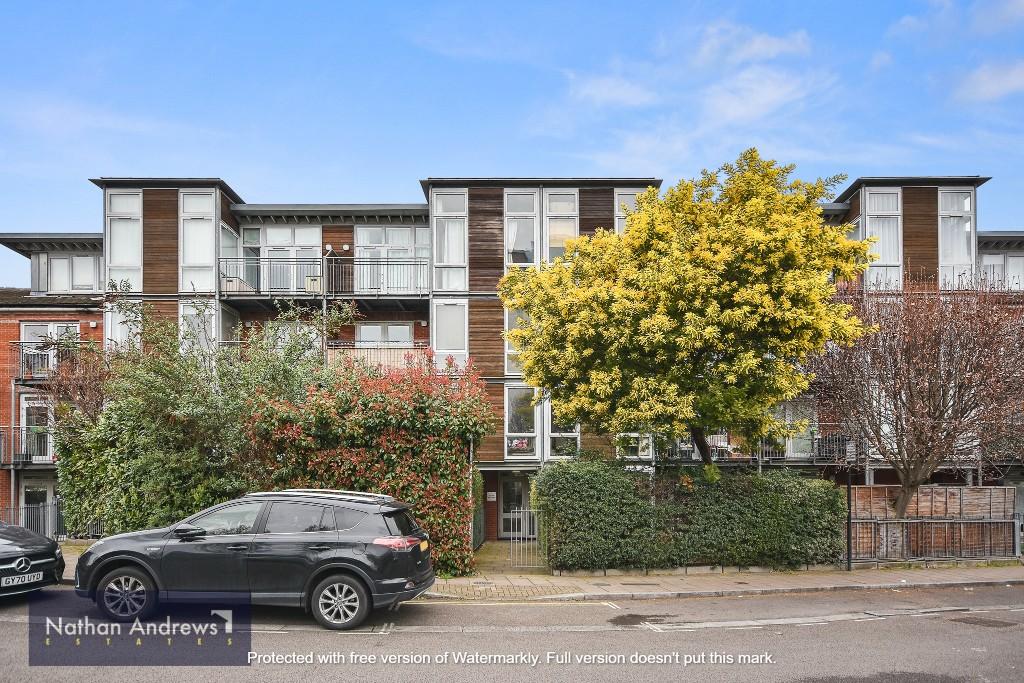 Flat Clement Close in London