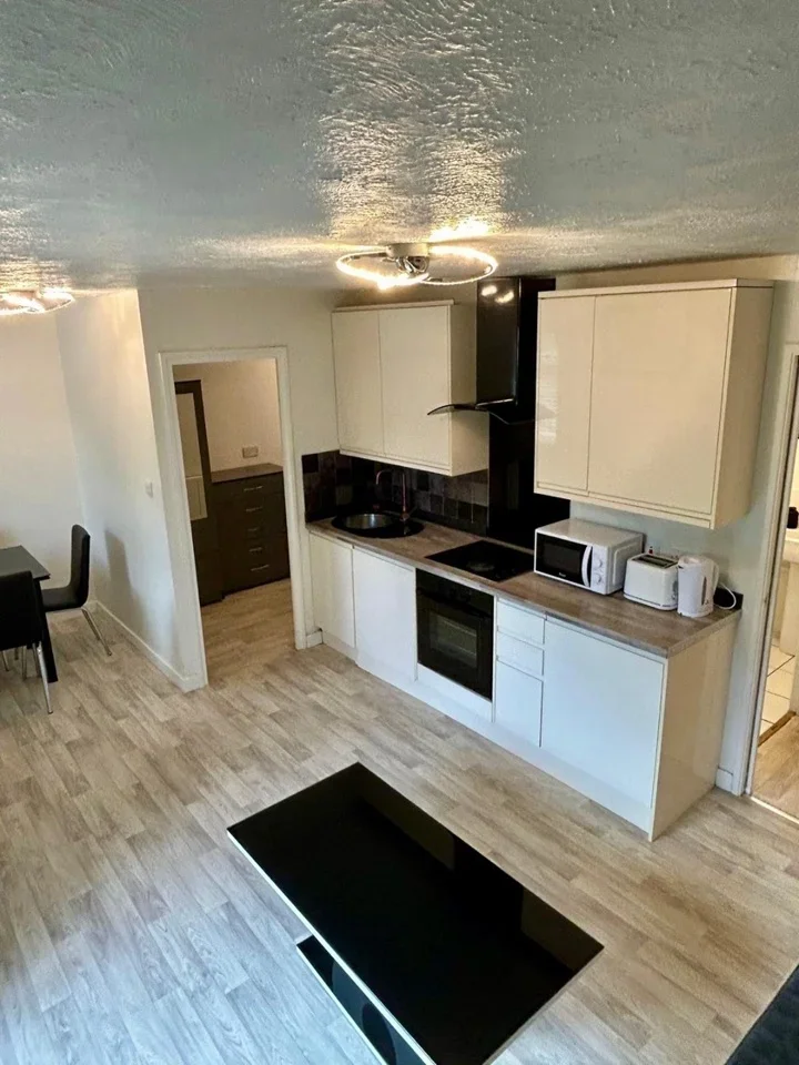 Flat Bentinck Road in Greater London