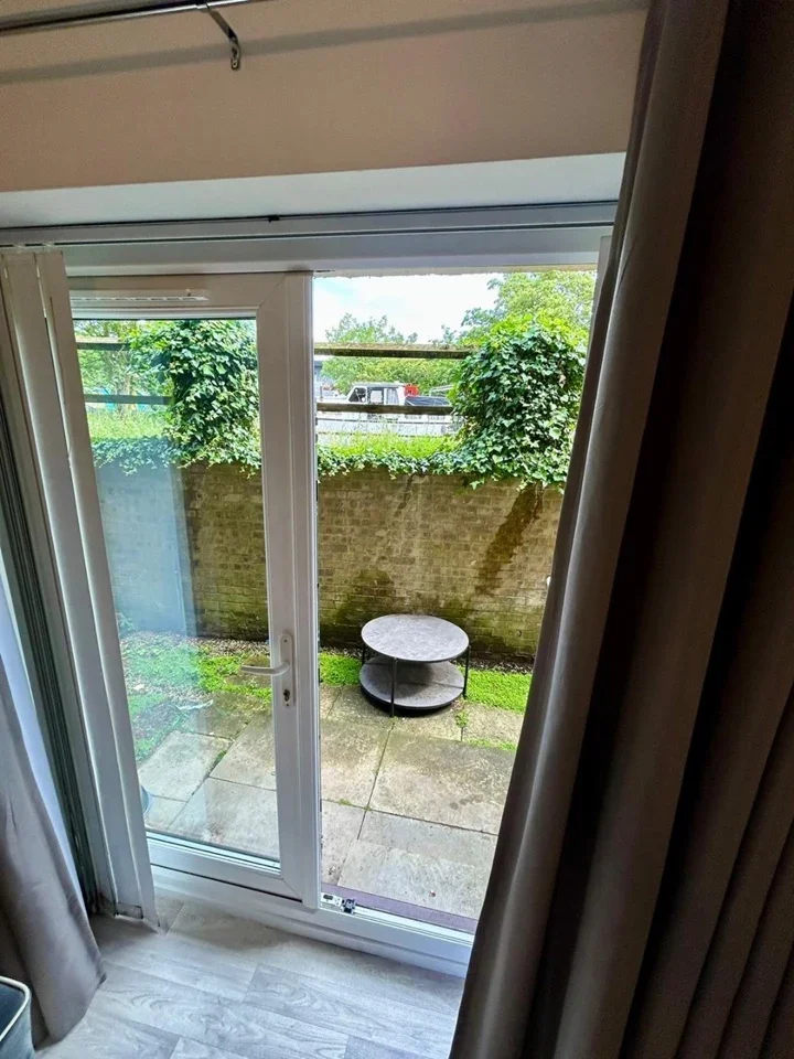 Flat Bentinck Road in Greater London