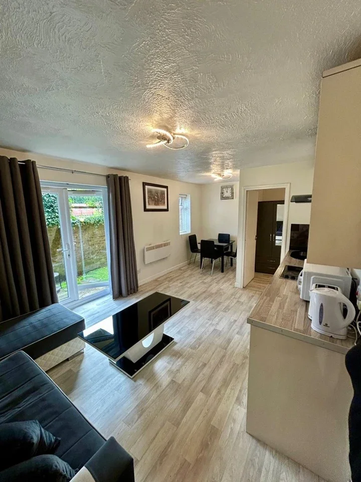 Flat Bentinck Road in Greater London