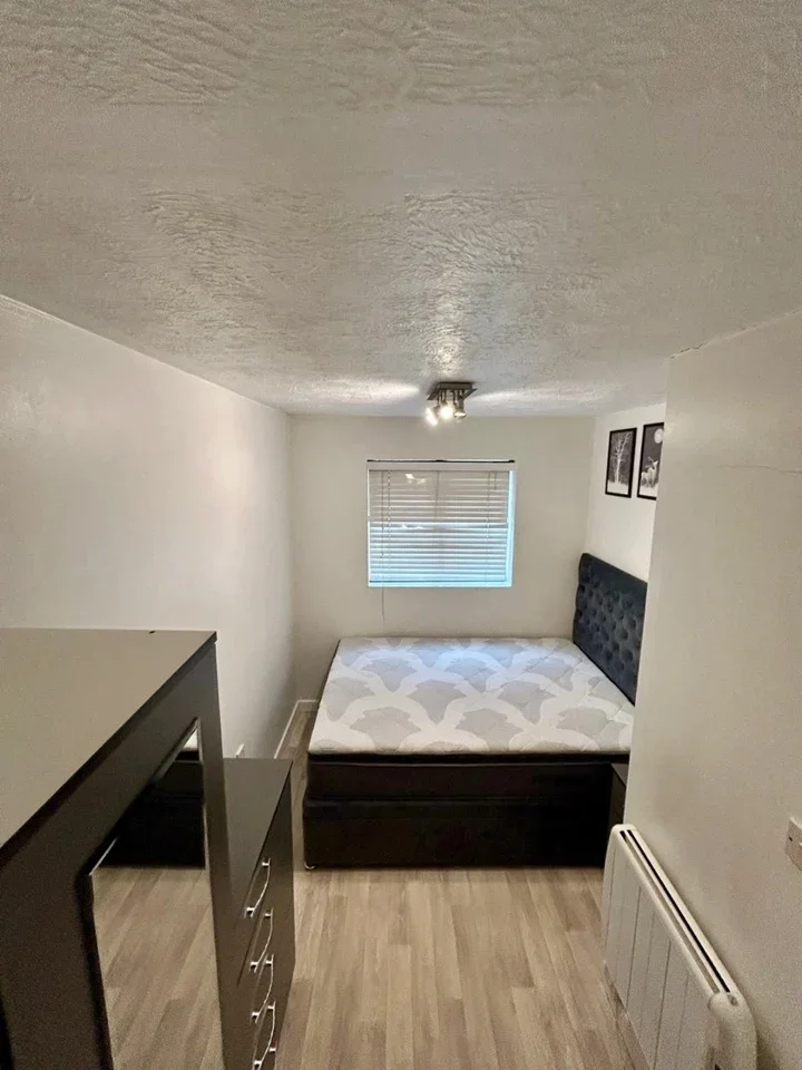 Flat Bentinck Road in Greater London