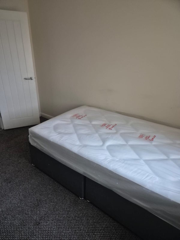 Room Doncaster Road in Bristol