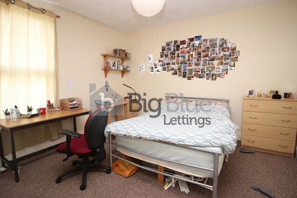Room Brudenell Avenue in Leeds