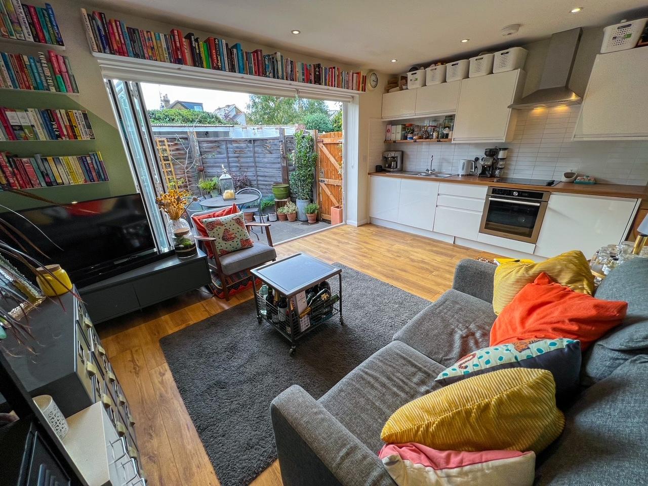 Flat Cambridge Road in Elmbridge