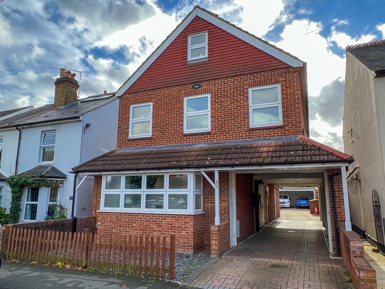 Flat Cambridge Road in Elmbridge
