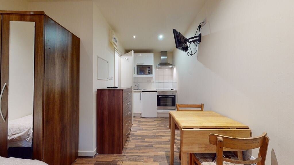 Flat Chatsworth Road in Greater London
