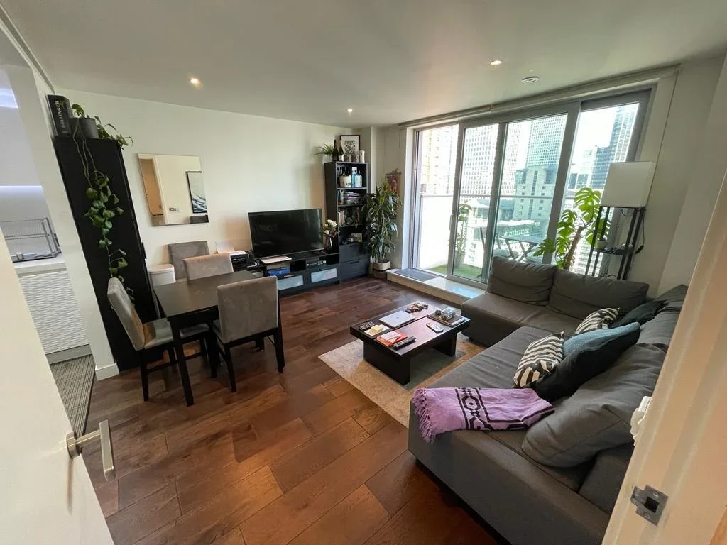 Flat Pan Peninsula Square in Greater London