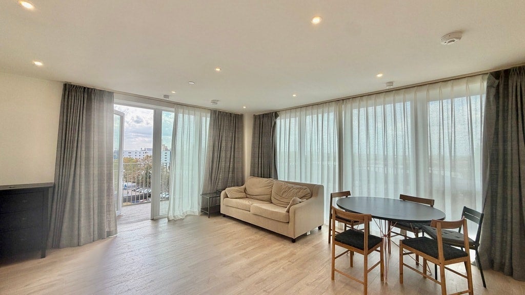 Flat Abbeydale Road in Greater London