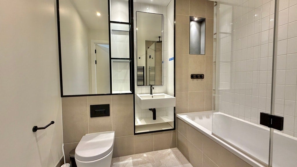 Flat Abbeydale Road in Greater London